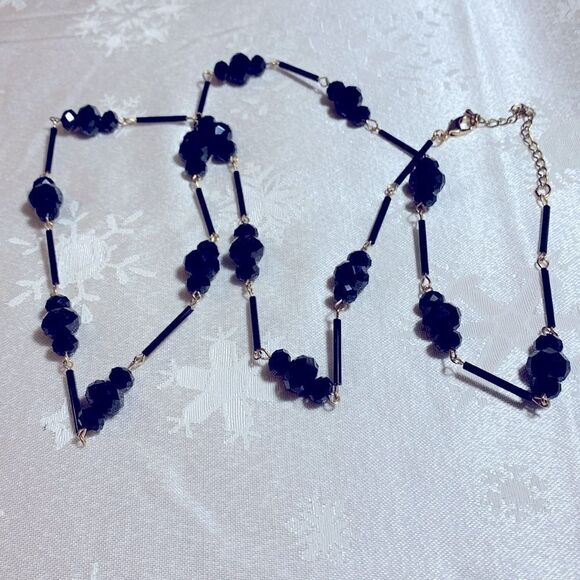 Aurora Borealis Black Glass Necklace on Gold Tone Chain 38” Vintage Gorgeous - Picture 3 of 5